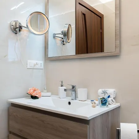 Modern Home! 2 Min Walk To Beach! Sleeps 6!