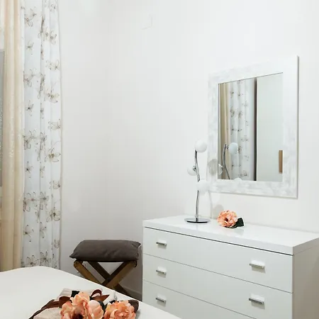 Modern Home! 2 Min Walk To Beach! Sleeps 6! Campora San Giovanni