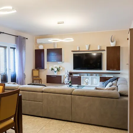 Modern Home! 2 Min Walk To Beach! Sleeps 6! Campora San Giovanni