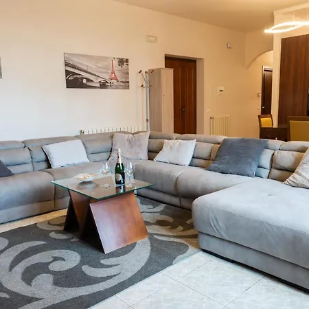 Дом отдыха Modern Home! 2 Min Walk To Beach! Sleeps 6!